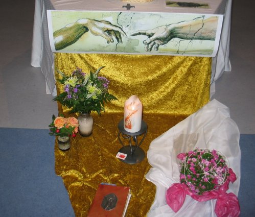Der gestaltete Altar und die davor entfaltete Mitte